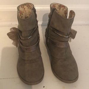 Jellypop Girls taupe sueded ankle bootie